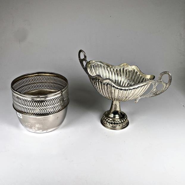 Centro de Mesa con Asas y Recipiente Calado de Metal Plateado
