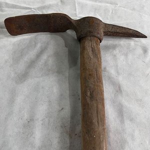Lote anterior: Pico de Herrero Antiguo con Mango de Madera