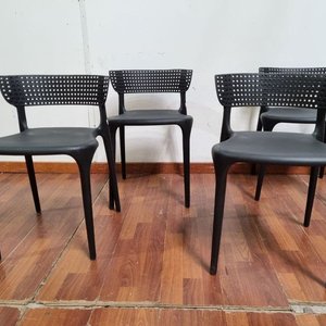 Set de 4 Sillas Negras de Plástico Inyectado con Respaldo Perforado - imagen 2