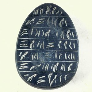 Figura Escarabajo en Piedra Negra con Grabados y Jeroglíficos - imagen 3