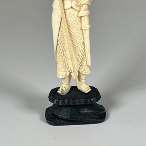 Figura de Marfil de Guerrero con Lanza, Altura 14 cm - imagen 4