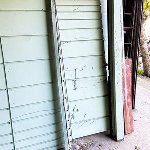 Portón Metálico Basculante Verde y Puerta de Chapa Verde - imagen 4