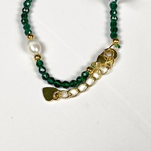 Pulsera de Espinel Verde y Perlas de Río con Cierre Dorado - imagen 4