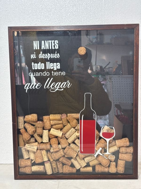 Cuadro Decorativo Temático de Vino con Corchos y Frase