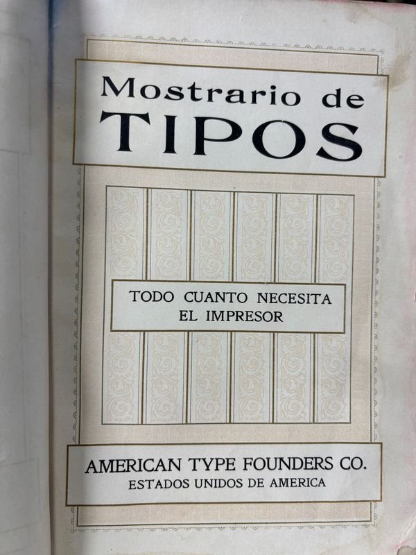 Tipografía del Siglo XX: Libros Antiguos con Estatua de León - imagen 3