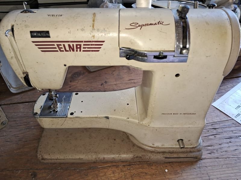 Lote anterior: Antigua máquina de coser Elna Supermatic en caja original