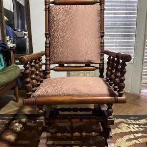 Lote anterior: Mecedora Clásica de Madera Noble Oscura con Columnas Torneadas y Tapizado Floral