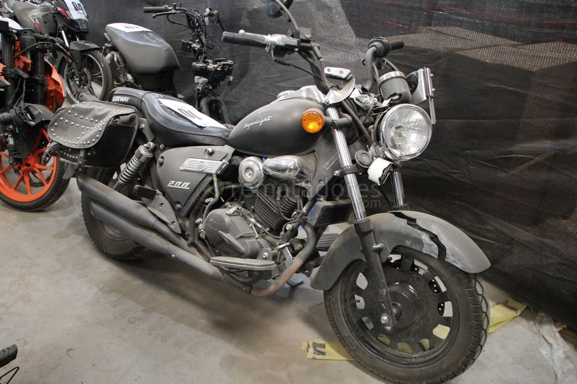 Motocicleta Keeway Superlight 200 Negra con Alforjas