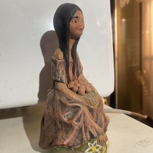 Escultura Artesanal Paraguaya en Terracota Policromada: Campesina con Cesta - imagen 5