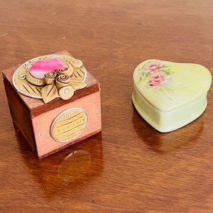 Lote de Joyeros, Pastillero, Despojador de Anillos y Florero - imagen 3