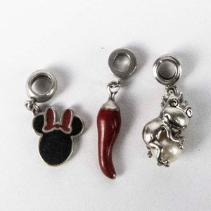 Lote anterior: Tres Dijes de Plata: Minnie, Ají y Hipopótamo con Perla