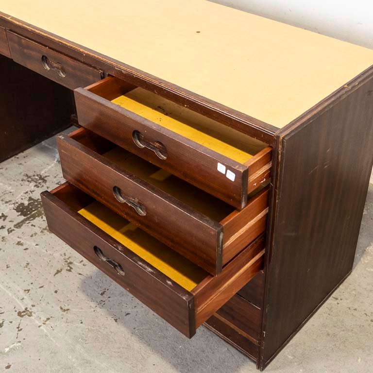 Escritorio con siete cajones y detalles en la madera - imagen 3