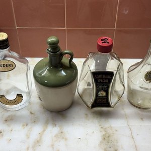 Lote de Botellas y Decantadores de Colección: Lauder's, Baraut, Something Special - imagen 2