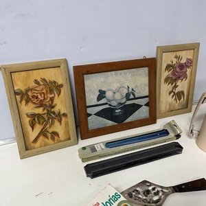 Lote de 10 piezas: cuadros decorativos, termo, jarra, teclado y más - imagen 2