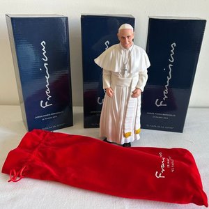 Lote siguiente: Estatuillas Coleccionables del Papa Francisco en Poliresina
