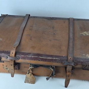 Maleta Antigua de Cuero con Perchas de Madera Vintage - imagen 7