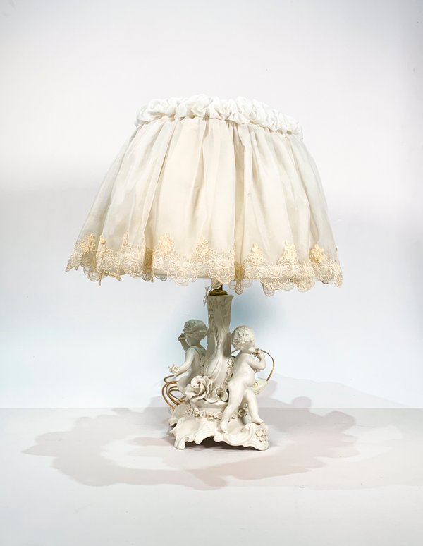 Lote anterior: Lámpara de porcelana Biscuit con figura de querubines y luces