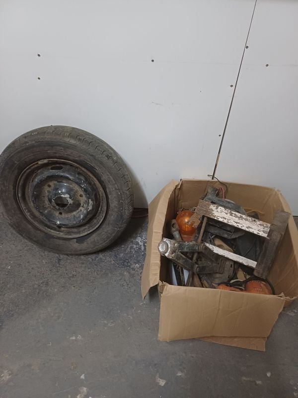 Lote de Herramientas Varias y Rueda de Renault 12
