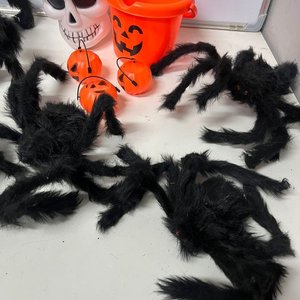Set Halloween: 6 Arañas Peludas Decorativas y 5 Cubos (Cráneo, Calabaza) - imagen 4