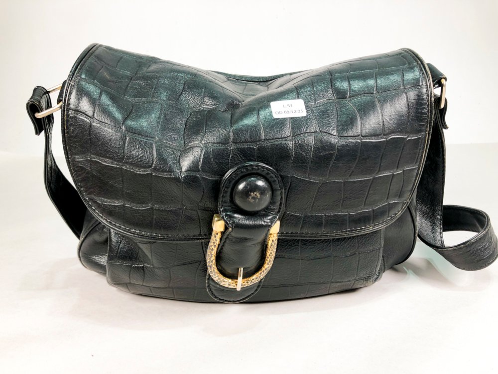Lote anterior: Cartera en simil cuero color negro con cierre de cadena de oro