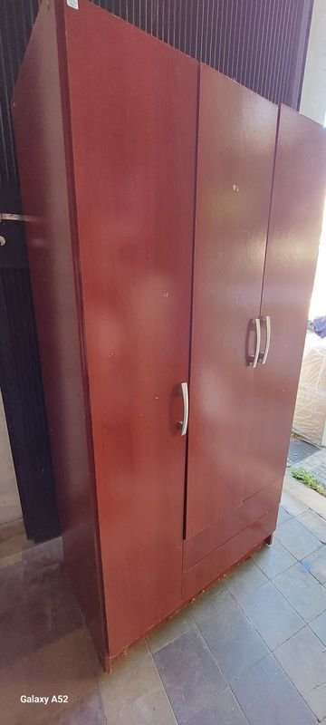 Ropero de tres puertas en buen estado - imagen 3