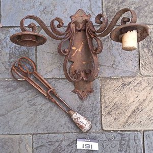 Antiguo Aplique de Pared de Hierro Forjado con Dos Velas y Batidor Manual - imagen 1