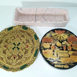 Dos Platos Decorativos Artesanales y Budinera Rosada - imagen 3