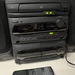 Equipo de Audio Kenwood con Parlantes y Mando a Distancia, Incluye CDs y Cassettes Varios - imagen 4