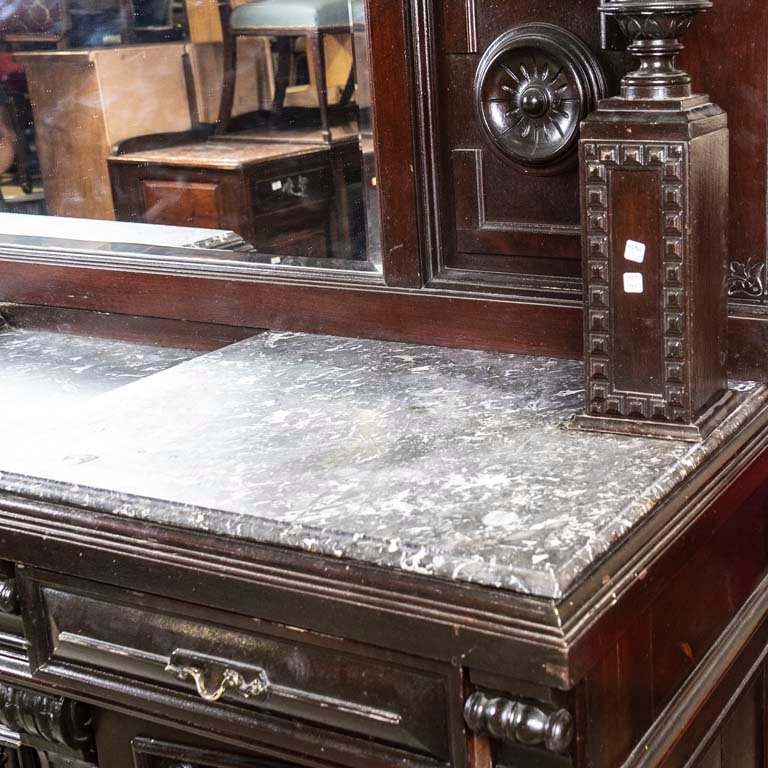 Trinchante renacimiento de nogal tallado con espejo biselado y detalles en el lustre - imagen 2