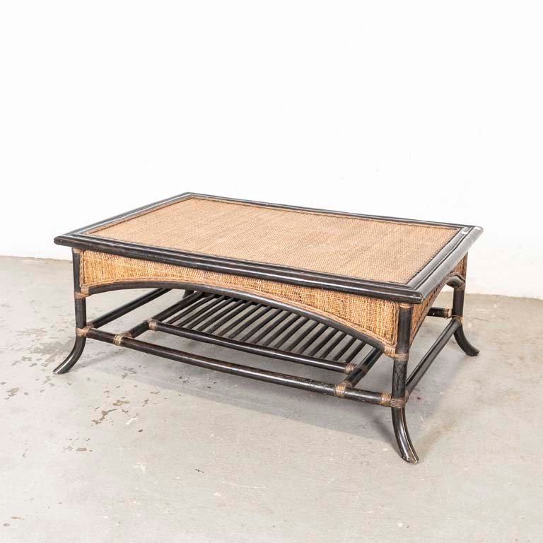 Lote siguiente: Mesa de living madera y ratán con estante