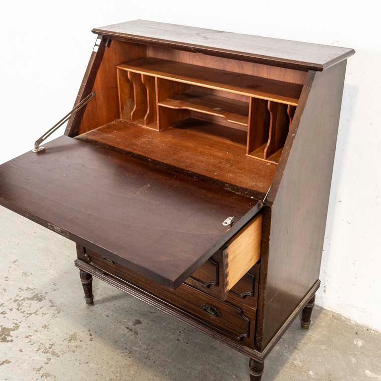 Secreterio inglés de madera con detalles en la superficie y puerta abatible - imagen 3