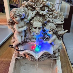 Fuente Ornamental de Sobremesa con Figuras y Luces LED - imagen 7