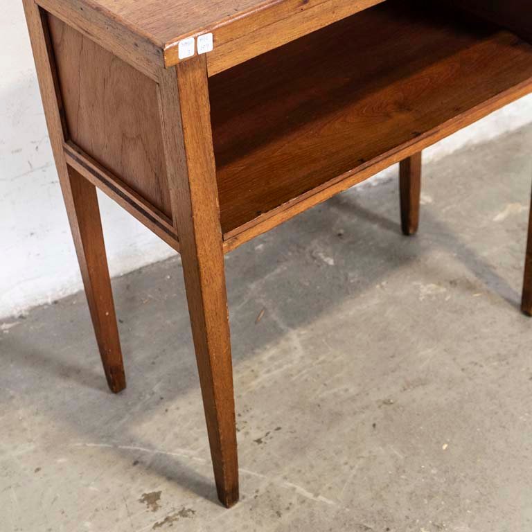 Mesa de madera rústica con estante y detalles - imagen 3