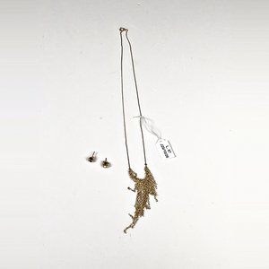 Cadena de Plata con Colgante de Niño y Par de Aritos Dorados - imagen 5