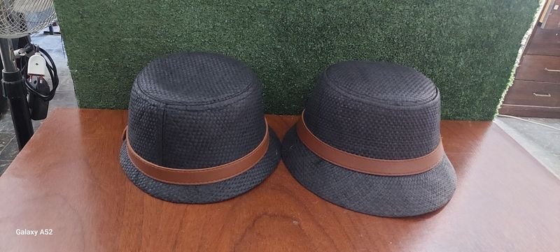 Lote anterior: Dos sombreros negros de alta calidad