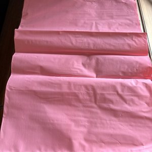 Lote anterior: Valija de cuero marrón con bolsas de plástico rosas y amarillas