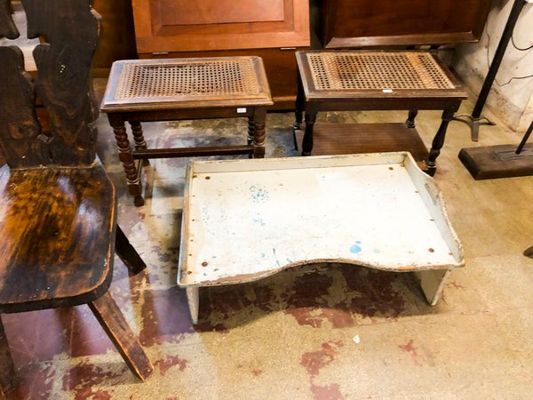 Mesa Auxiliar Antigua con Patas Torneadas y Bandeja Metálica