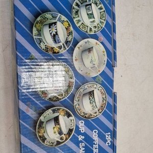 L 010 - Set De 12 Piezas - Coqueto juego de cafe para doce servicios en fina porcelana con delicado diseño de frutas y guarda en azul, ideal para la sobremesa (Made In China) - imagen 2