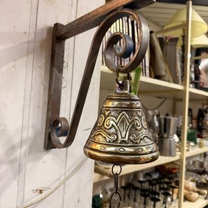 Campana Decorativa de Bronce con Soporte de Hierro Forjado - imagen 1