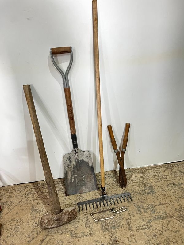 Lote siguiente: Herramientas de jardinería: pala, rastrillo y tijeras de poda