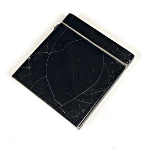 Lote siguiente: Tarjetero de Plata 925 con Esmalte Negro y Detalle Beige