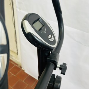 Bicicleta Estática Negra con Detalles Rojos y Pantalla Digital - imagen 5