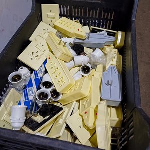 Cajón con Módulos y Componentes Eléctricos Varios - imagen 1