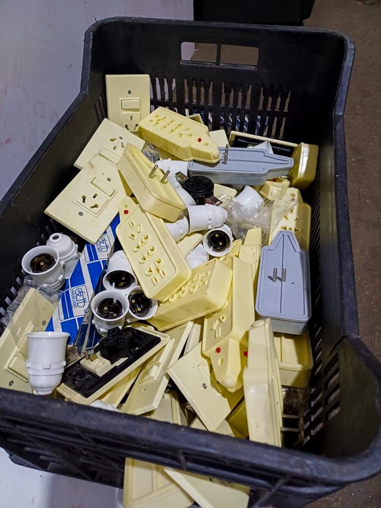 Cajón con Módulos y Componentes Eléctricos Varios