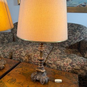 Par de Lámparas de Mesa con Base de Madera Torneada y Pantallas - imagen 4