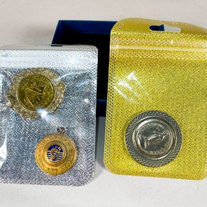 Lote anterior: Tres Piezas: Monedas y Medalla Coleccionables