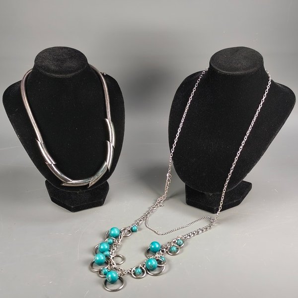 Dos Collares: Cadena Serpiente Metalizada Negra y Collar con Perlas Turquesas Artificiales