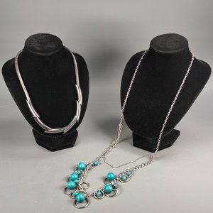 Lote siguiente: Dos Collares: Cadena Serpiente Metalizada Negra y Collar con Perlas Turquesas Artificiales