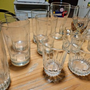 Conjunto de Vasos Varios y Bandeja Metálica - imagen 3