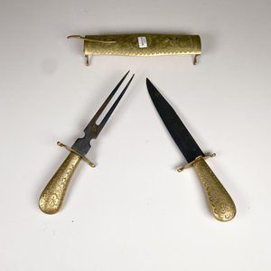 Lote siguiente: Juego de Cuchillo y Tenedor con Estuche de Bronce Cincelado Floral